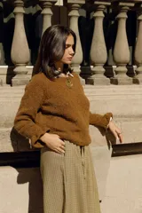 Buzo tejido a mano en Uruguay, color marrón, de mohair, poliamida y acrílico.