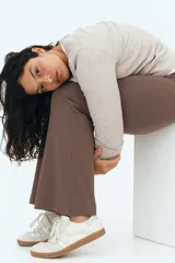 Pantalón marrón de punto suave con cintura ancha plegable y piernas rectas con bajo acampanado.