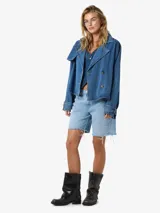 Campera de denim corta color celeste, con cuello tipo biker, cierre cruzado con doble hilera de botones y diseño sin forro.