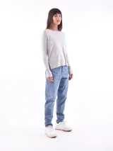 Buzo de tejido liso color negro, con escote redondo y manga larga. El puño y el ruedo son acanalados.