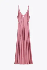 Vestido midi de satén color rosado, con escote en V, tirantes finos regulables y detalle de puntilla blanca en el escote.