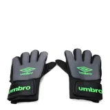 Par de guantes de arquero Umbro, con palma de látex gris y dorso negro con detalles en verde. Presentan ajuste de velcro en la muñeca y logo de la marca en el dorso y en la palma.