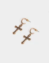 Aros dorados tipo argolla con dije de cruz esmaltada en negro.