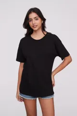 Remera blanca de corte holgado con estampado de la ciudad de Nueva York en negro y la frase "City Girl" en la parte inferior.