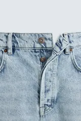 Pantalón de jean celeste de corte recto, con cinco bolsillos, efecto lavado y cierre frontal con botones.