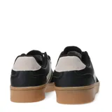 Zapatillas deportivas negras con detalles en blanco y suela color caramelo.