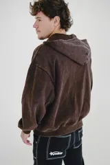 Campera con capucha color marrón con cierre frontal y logo de la marca en el pecho.