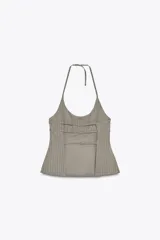 Top color gris con raya diplomática, de cuello halter ajustable y escote redondo. Espalda descubierta con tiras ajustables, forro interior y cierre lateral con cremallera oculta.