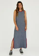 Vestido largo a rayas verticales azules y blancas, con cuello redondo y sisas con terminación en color rojo.