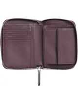 Billetera Calvin Klein de tamaño mediano color borgoña, con diseño acolchado de líneas verticales y logo metálico plateado en el frente. Cuenta con cierre de cremallera alrededor, cuatro ranuras para tarjetas, dos ranuras de seguridad, billetero y monedero.