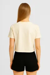 Remera cropped negra de algodón con estampado de un trozo de torta con cereza.