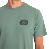 Remera verde con cuello redondo y manga corta, con logo estampado en el pecho.