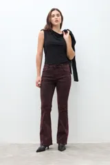 Pantalón de jean tiro alto, color bordó con efecto acid wash, corte oxford (acampanado en la parte inferior).