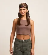 Top cropped sin mangas, color marrón oscuro, de corte ajustado al cuerpo y cuello redondo. Presenta textura acanalada.