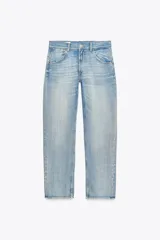 Pantalón de jean celeste de corte recto, tiro medio, con cinco bolsillos y presillas para cinturón.