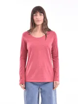 Remera de manga larga color ladrillo, con escote en V.