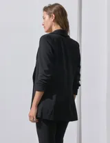 Blazer blanco de crepe, marca Dictionary. Cuello con solapa y abertura central. Delantera con bolsillos. Manga tres cuartos fruncida y forro interno.