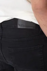 Pantalón de jean gris oscuro, de corte recto, con bolsillos delanteros y traseros.