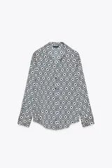 Camisa de manga larga con cuello solapa y estampado geométrico en tonos azul marino y blanco.