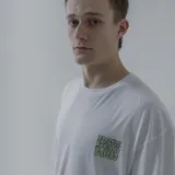Remera blanca de algodón con estampa en la espalda de un sol amarillo, una ola celeste y la frase "Positive Mind" en verde.