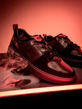 Zapatillas urbanas de cuero negro con detalles en rojo y logo de Star Wars en la lengüeta.