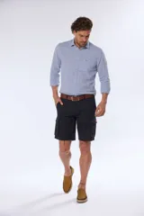 Bermuda cargo color caqui confeccionada en 98% algodón y 2% spandex.