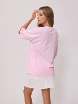 Remera negra de algodón con corte oversize y cuello redondo.