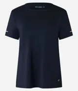 Remera deportiva blanca texturizada, con cuello redondo, manga corta, detalle reflectante y pliegue en la espalda.