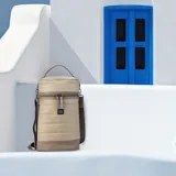 Matera verde militar con detalles en cuero color suela, con correa de galón regulable y manija superior. Cuenta con bolsillo interior con cierre y compartimiento apto para termos de 1000 ml de capacidad.