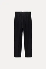 Pantalón largo negro con finas rayas verticales blancas, de tiro alto y corte recto.
