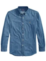 Camisa de denim celeste, corte regular, con cuello button-down, mangas largas con puños abotonados y logo bordado en el pecho.
