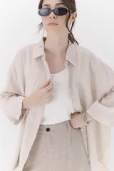 Camisa color beige de lino, de corte amplio, con cuello clásico y mangas 3/4.