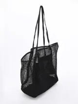 Bolso tipo tote de red color negro, con asas de hombro y bolsillo interno.