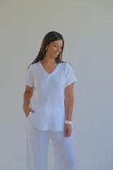 Remera blanca de lino con escote en V y terminaciones desflecadas.