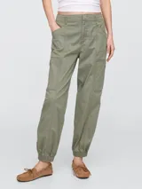 Pantalón jogger verde militar con bolsillos laterales y tobillos ajustados con elástico.