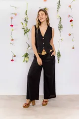 Pantalón negro de lino de corte ancho con cinturón de soga.