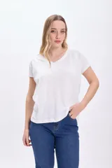 Remera blanca de corte holgado, con escote en V y mangas cortas.