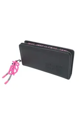 Billetera negra con estampado de la palabra 'Trendy' en rosa. Incluye llavero con forma de patineta rosa y cordón blanco y negro.