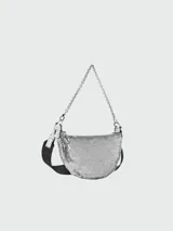Bandolera Longchamp modelo Crossbody Smile S, color plateado con lentejuelas y correa ancha de nylon negra con logo de la marca.