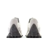 Championes urbanos New Balance modelo 327, color blanco con detalles en gris y logo "N" en verde. Confeccionados en gamuza y nailon, con suela de goma texturizada. 