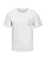 Camiseta blanca de manga corta y cuello redondo con estampado pequeño en el pecho.