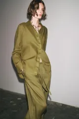 Pantalón palazzo color ladrillo confeccionado en lino 100%, de tiro medio con cintura ajustable con cordones, bolsillos laterales ocultos en costura y pierna ancha.
