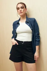 Short negro de gabardina, corte recto, con bolsillos delanteros y traseros, y presillas para cinturón.