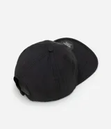 Gorra negra de poliamida con visera curva, protección UV e impermeable.