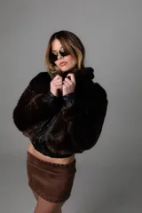 Campera marrón chocolate de pelo sintético con puños de cuero sintético.