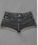 Short de jean negro con efecto lavado, tiro alto y terminaciones desflecadas.