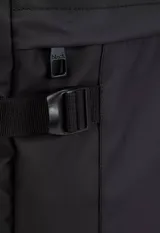 Mochila de viaje negra con múltiples compartimentos y correas ajustables. Incluye compartimento acolchado para laptop, espalda y mangos acolchados, hebillas en el pecho, panel trasero transpirable, compartimentos de micromalla para ropa, compartimento a prueba de derrames, bolsillos exteriores de acceso rápido, organizadores internos y asa de enganche a la maleta.