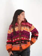 Saco de lana con estampado geométrico multicolor, con base topo y detalles en verde.