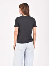 Remera color tostado de corte clásico y mangas cortas.