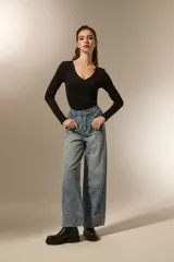 Body negro de poliéster con frunces, cuello en V profundo y manga larga.